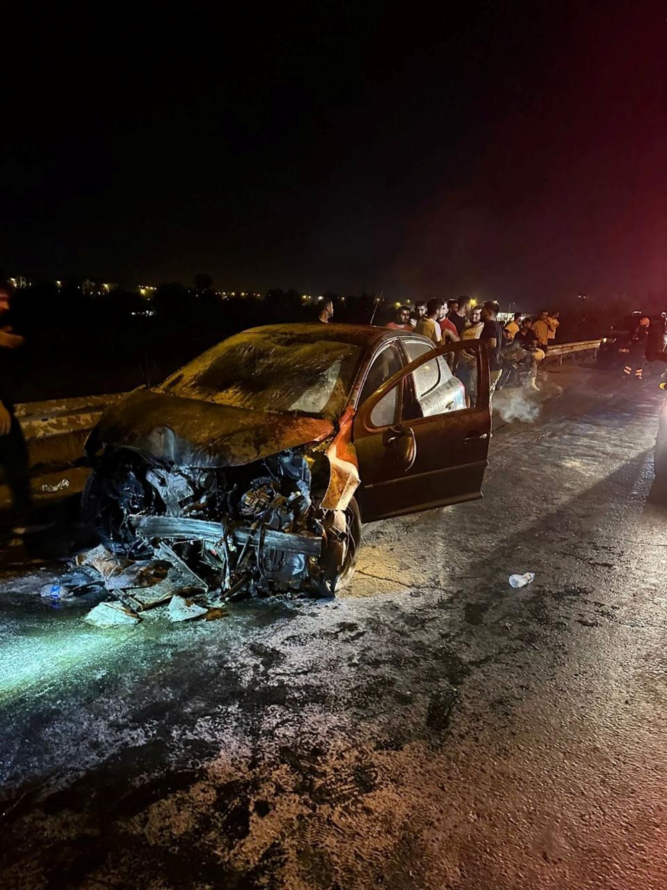 Antalya Manavgat Çevreyolun'da Bariyerlere Çarptı Otomobil Alev Alev Yandı