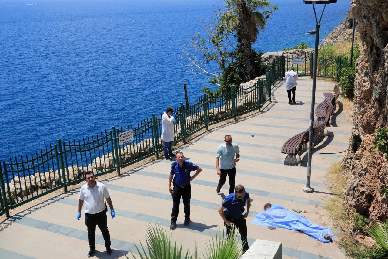 Antalya'da parkta Sabah Kavga Ettikten Bir Saat Sonra Cesedi Bulundu