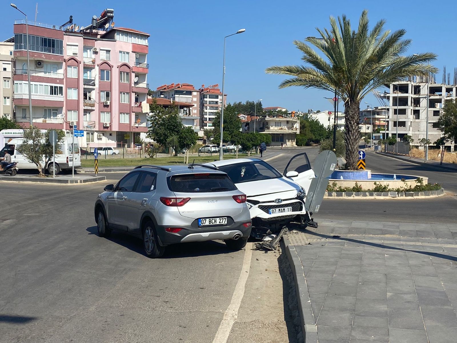 Antalya'nın Serik İlçesinde İki Otomobilin Kavşakta Çarpıştı : 1,5 Yaşındaki Bebek Yaralandı