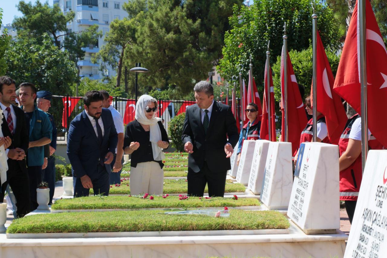 Antalya Uncalı Mezarlığın'da 15 Temmuz Demokrasi ve Milli Birlik Günü Şehit Mezarlarını Ziyaret ile Başladı