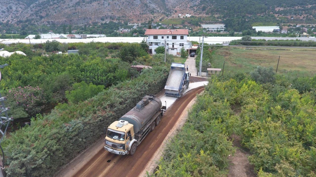 Antalya Büyükşehir Belediyesi, Finike’de 3 Mahallede Sathi Kaplama Asfalt Çalışması Yapılıyor 