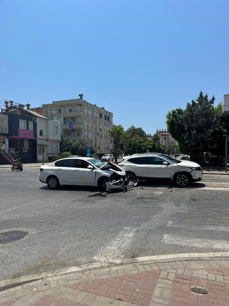 Antalya’nın Manavgat İlçesinde 2 Otomobil Çarpıştı: 1 Yaralı