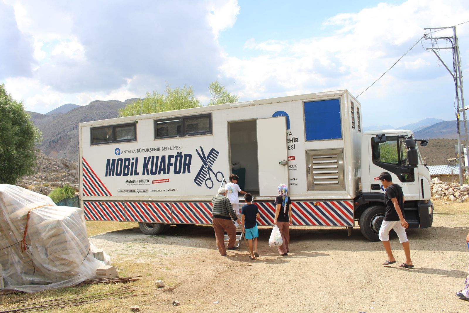 Antalya Büyükşehir Belediyesi’nin Mobil Kuaför Tırı, Manavgat’ta Vatandaşlara Ücretsiz Saç Kesimi ve Kişisel Bakım Hizmeti Verdi 