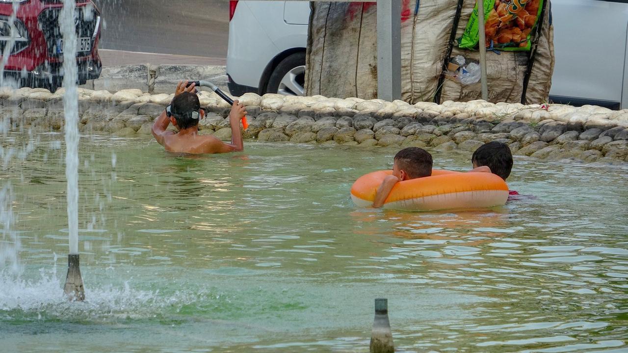 Antalya'da Sıcaktan Bunalan Çocuklar Süs Havuzunda Serinlediler