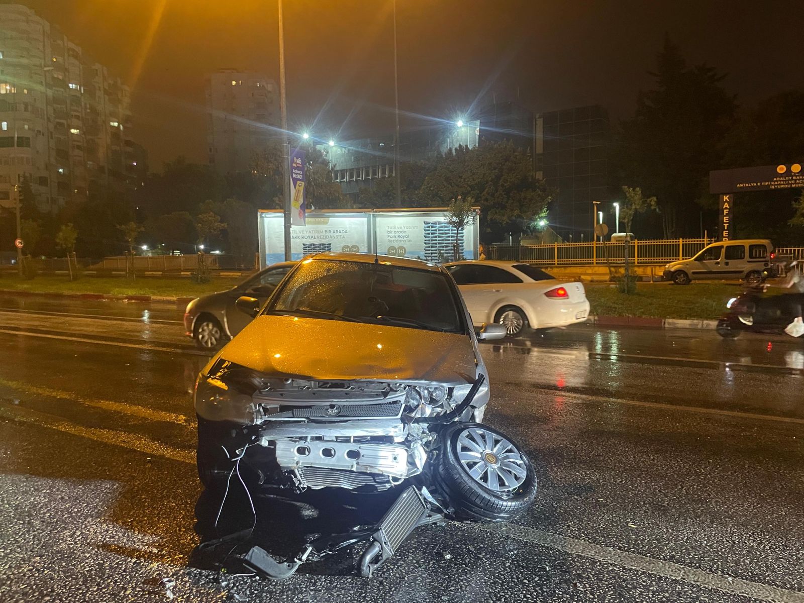 Antalya'da Alkollü Sürücünün Arkadan Çarptığı Otomobil Hurdaya Döndü 