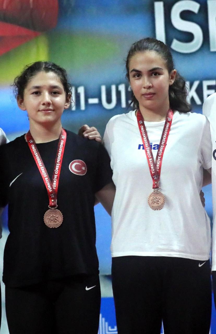 Türkiye U13 Küçük Kadınlar Güreş Şampiyonası’nda, Özen Naz Duman ile Fatmagül Şirin Bronz Madalyanın Sahibi Oldu