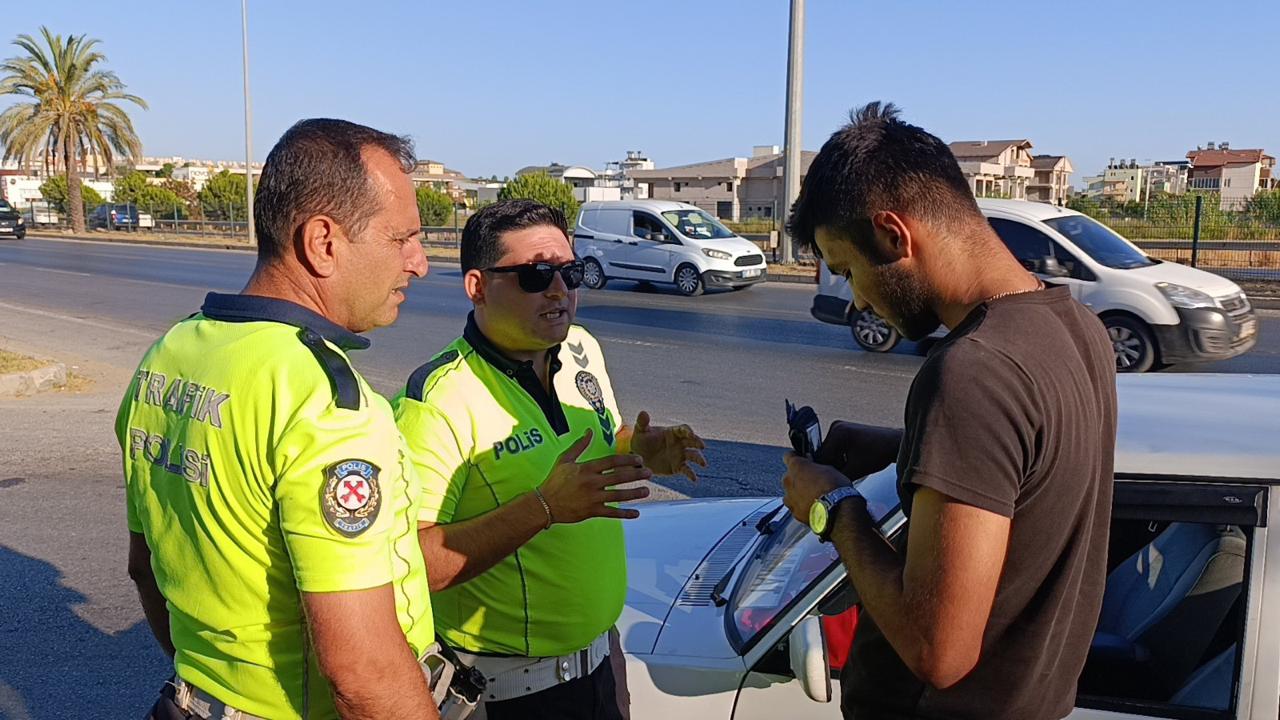 Antalya'nın Manavgat İlçesinde Trafiği Tehlikeye Düşüren Genç Sürücüye Trafik Polisinden Nasihat