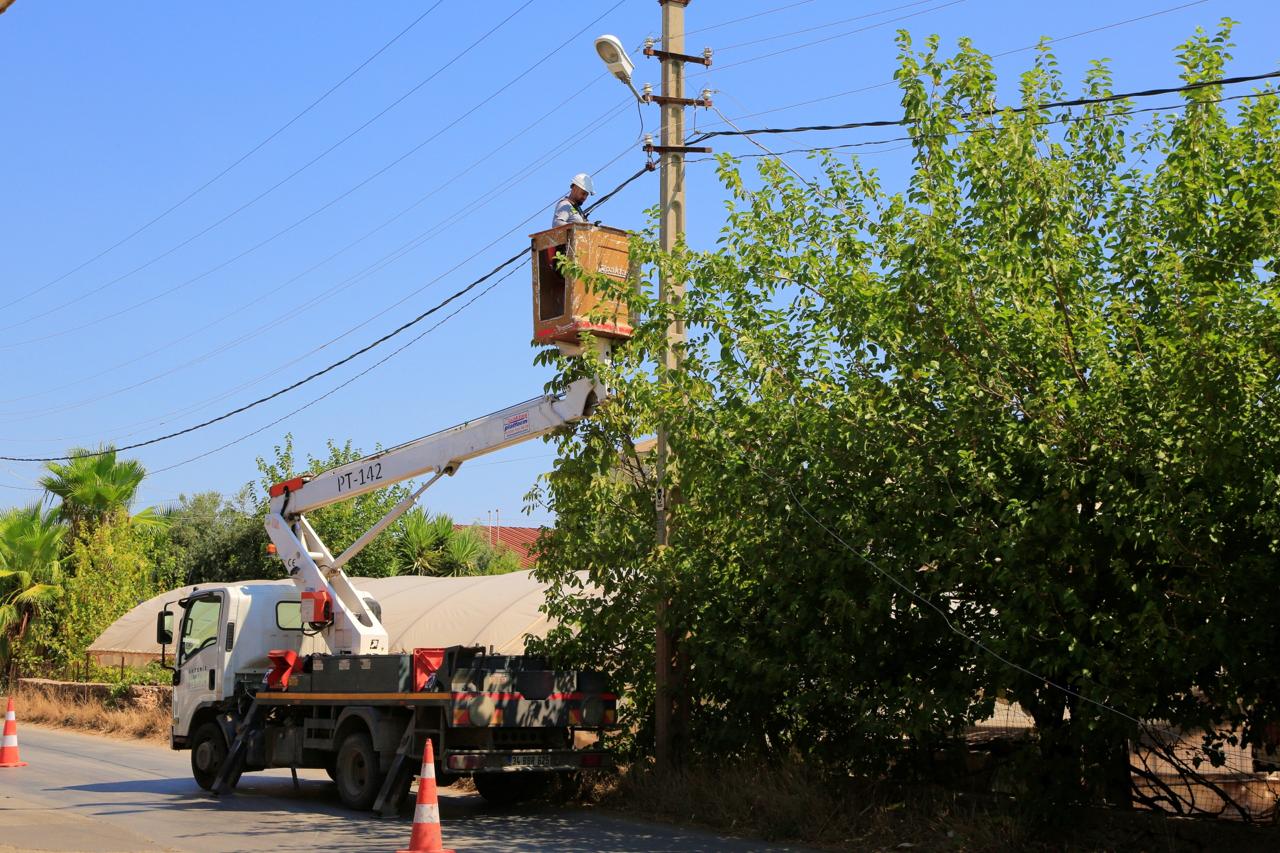 Antalya'da Kapıyı Açarken Elektrik Direğinden Kopan Telin Kapıya İsabet Etmesi Sonucu Akıma Kapıldı