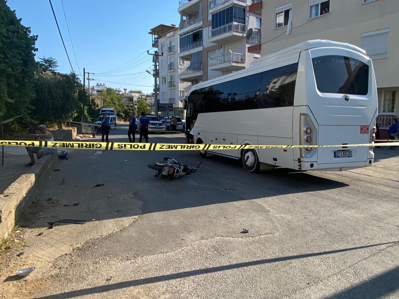 Antalya Serik'te Midibüs ile Motosiklet Çarpıştı : 1 Ölü 