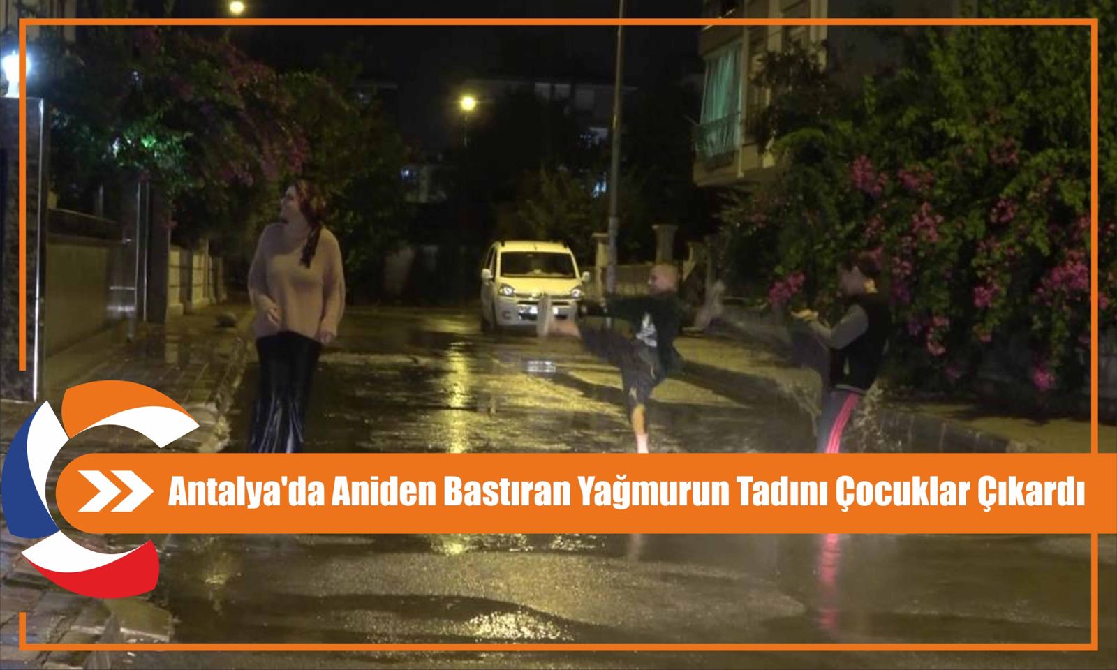 Antalya'da Aniden Bastıran Yağmurun Tadını Çocuklar Çıkardı