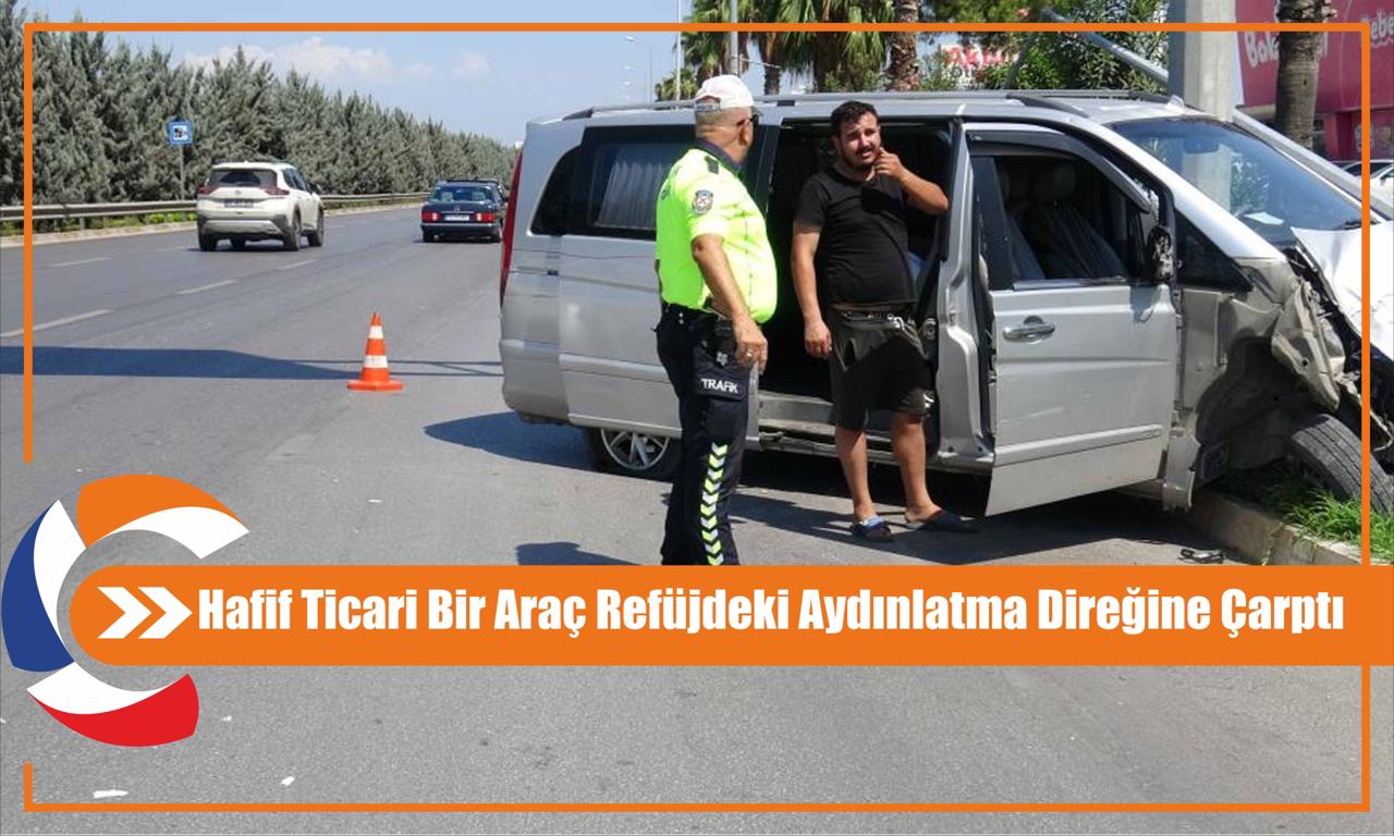 Hafif Ticari Bir Araç Refüjdeki Aydınlatma Direğine Çarptı