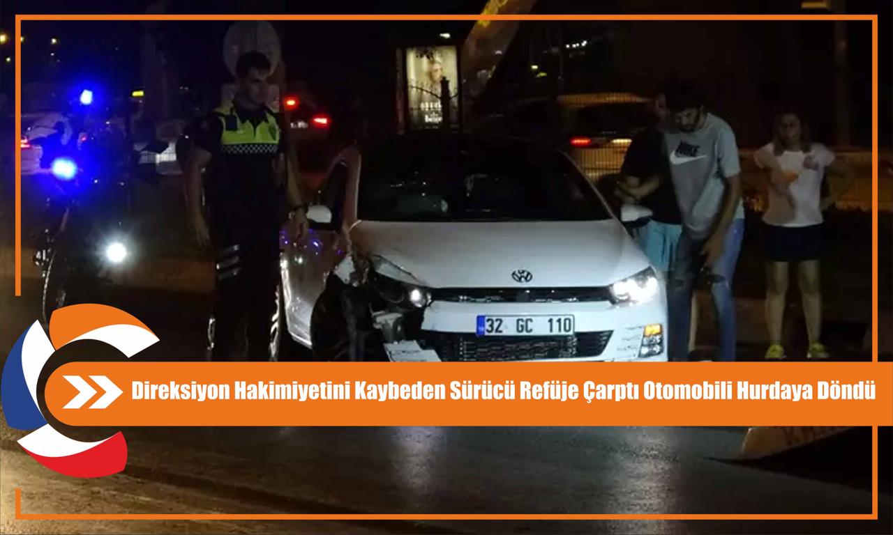 Direksiyon Hakimiyetini Kaybeden Sürücü Refüje Çarptı Otomobili Hurdaya Döndü