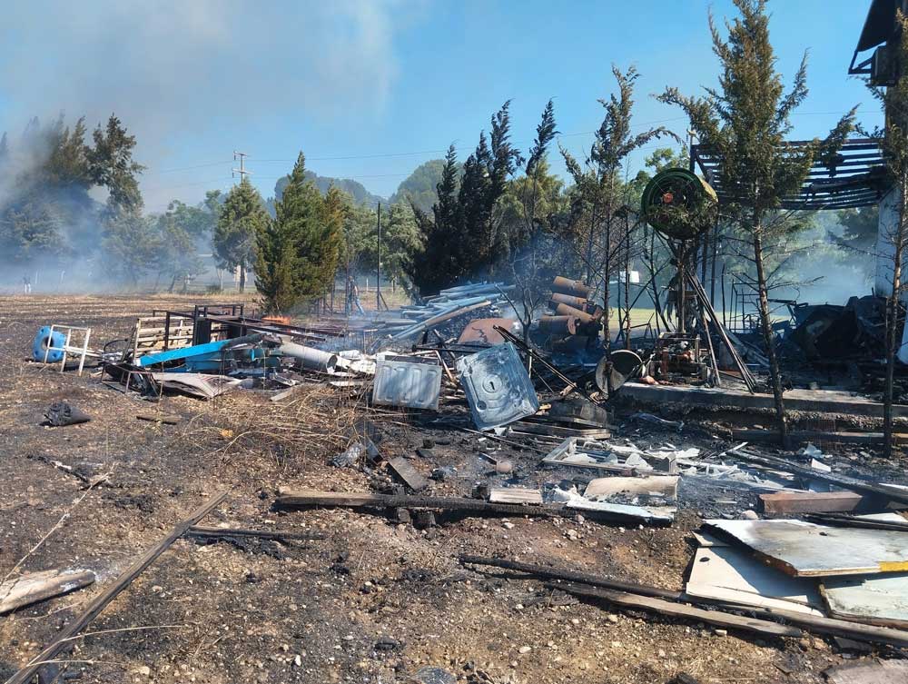 Antalya'da boş arazide çıkan yangın ormanlık alana sıçradı