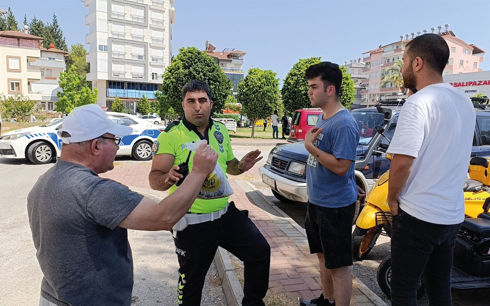 Antalya Manavgatta Park Halindeki Motosikletlere Çarpıp Kaçan Sürücüyü Koşarak Yakaladı 