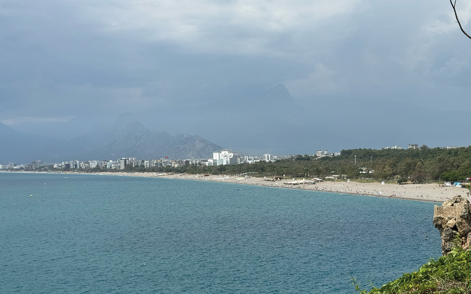 Antalya'da yerli yabancı turistlere  yağmur sürprizi