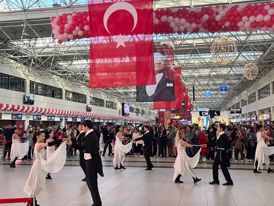  Antalya Havalimanı'nda 29 Ekim Cumhuriyet Bayramı coşkusu, dans gösterisiyle yaşandı.