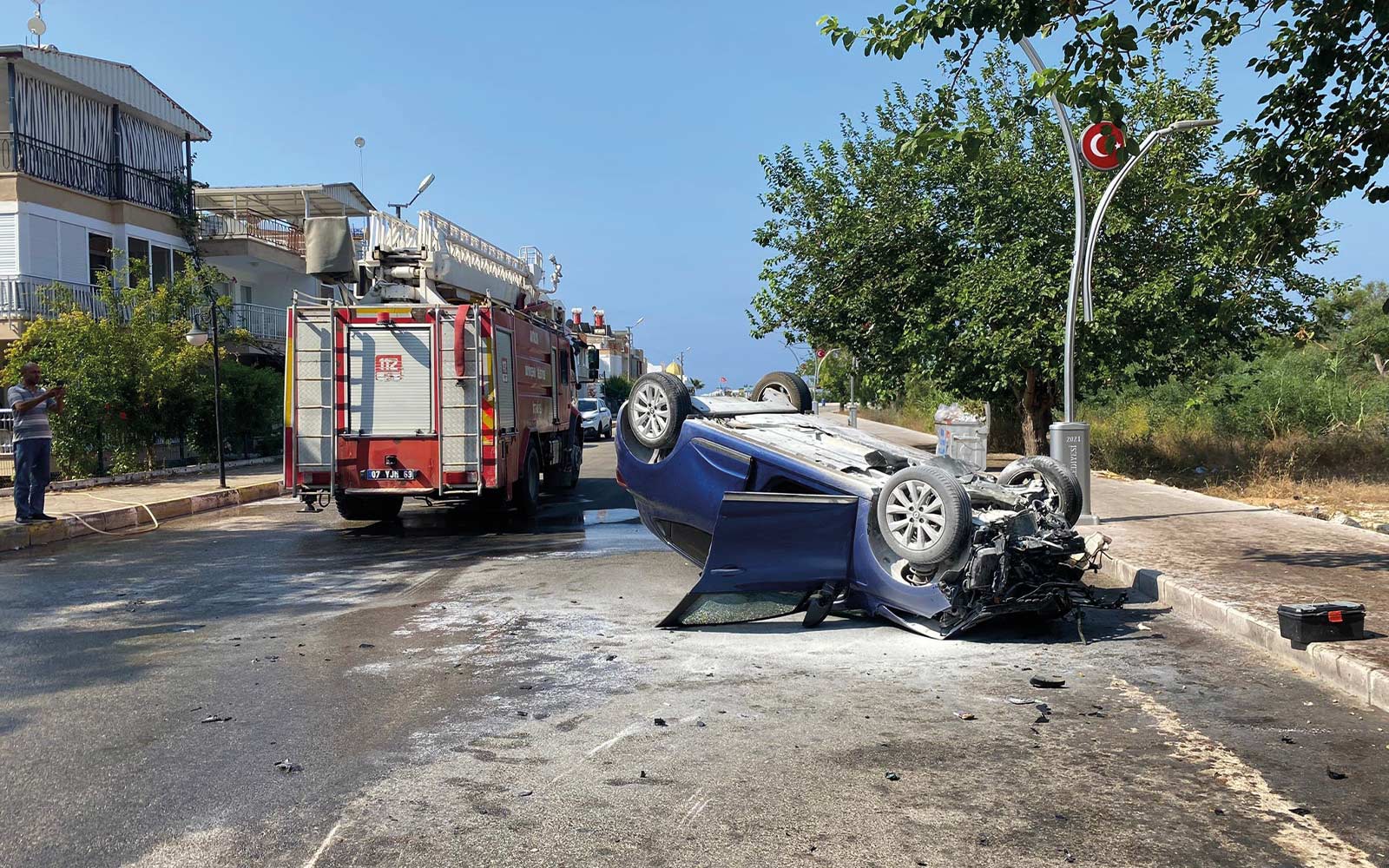 Antalya'nın Serik İlçesinde Otomobil Park Halindeki Araçlara Çarptı