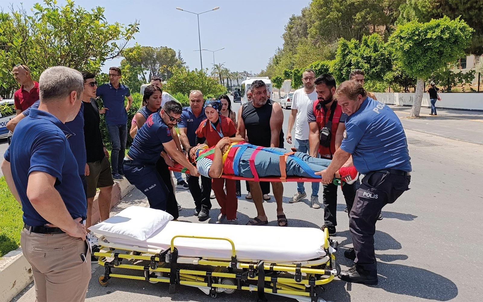 Antalya Manavgatta Sağlık Ocağı Önünde Kaza Yapan Motosiklet Sürücüsüne İlk Yardımı Sağlık Ocağı Çalışanları Yaptı