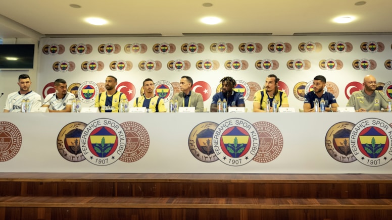 Fenerbahçe 7 Futbolcu İçin İmza Töreni Düzenledi