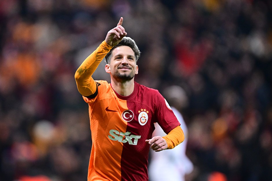 Galatasaray  Tecrübeli Yıldızı Dries Mertens'in Sözleşmesini Uzattı 