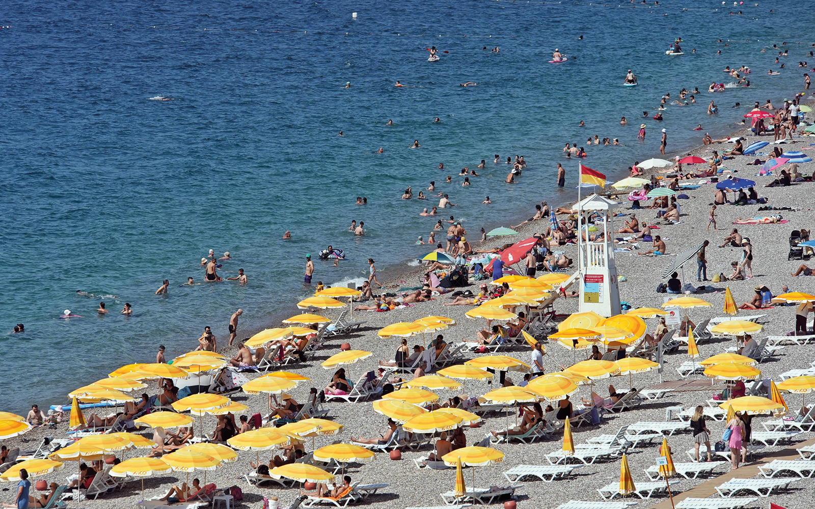 Antalya'da sahillerdeki yoğunluk iki katına çıktı