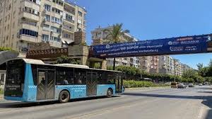 Antalya’da zincirleme kaza:Halk otobüsü trafik ışıklarında bekleyen araçların arasına daldı: 3 yaralı