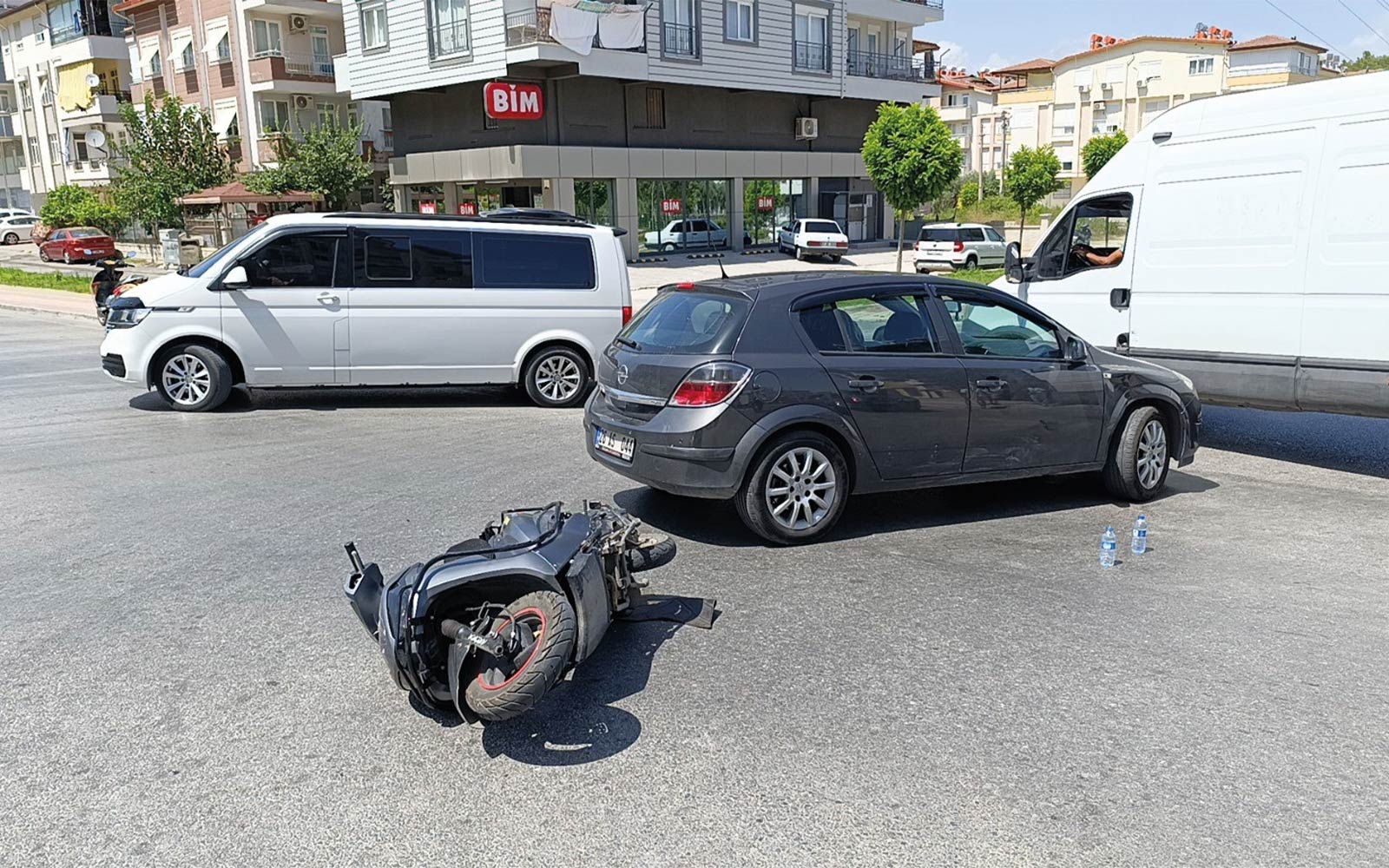 Antalya'nın Manavgat İlçesinde Otomobil İle Motosiklet Çarpıştı : 1 Yaralı 