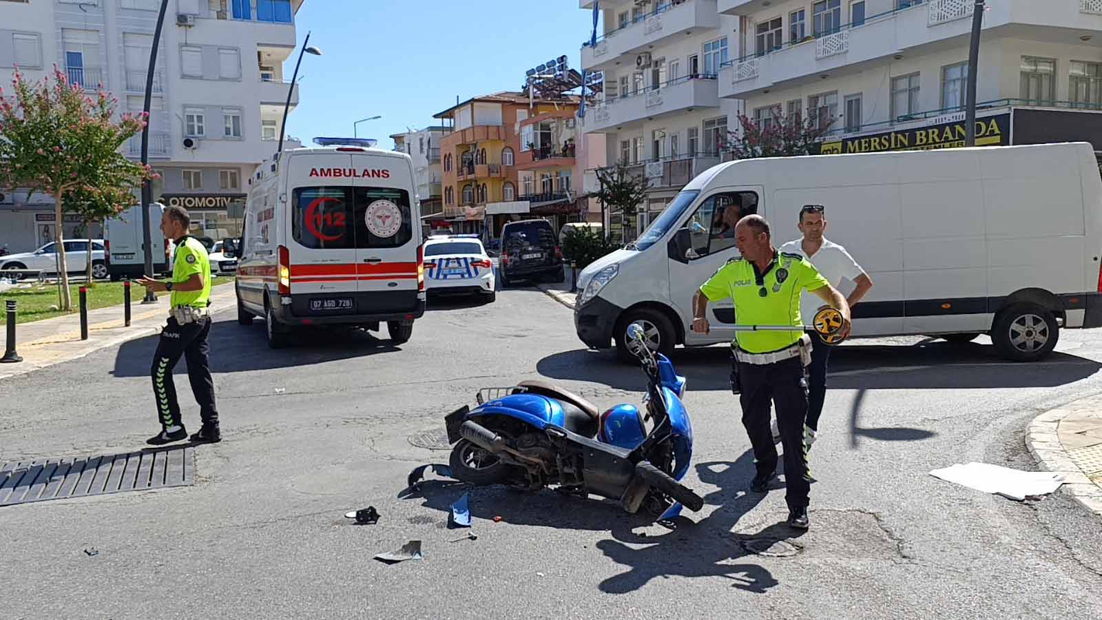 Kamyonete çarpan motosikletin sürcüsü yaralandı