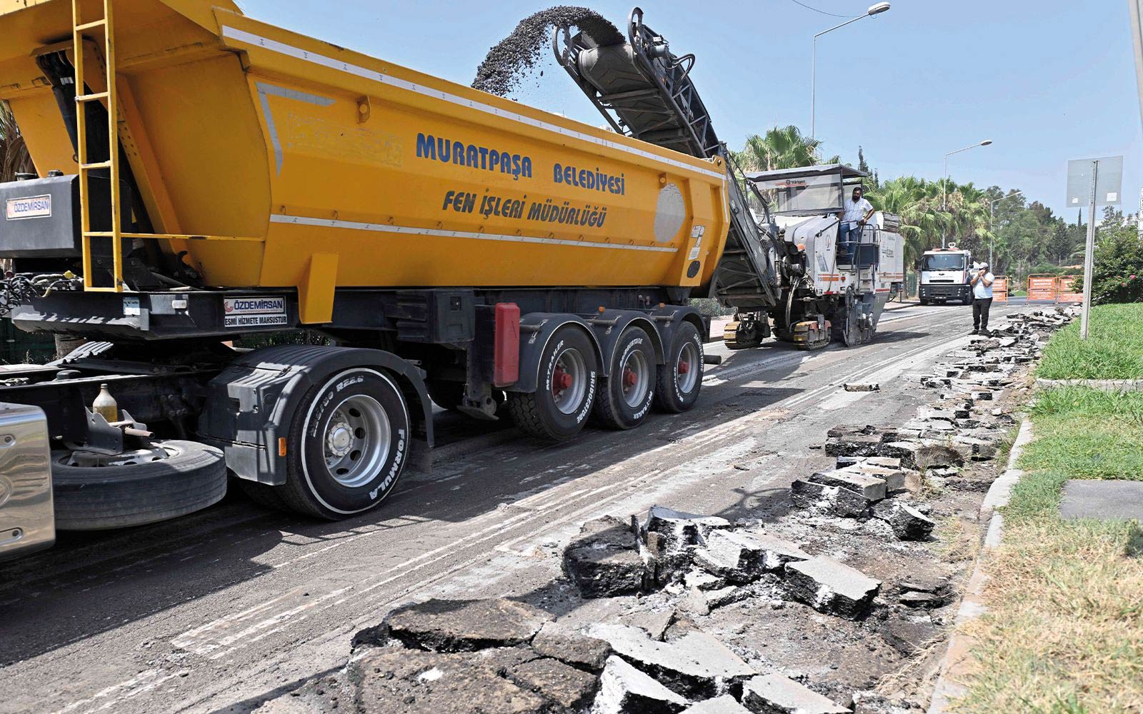 Antalya'da Muratpaşa Belediyesi Lara Caddesi'nde Asfalt Yenileme Çalışmalarına Başladı