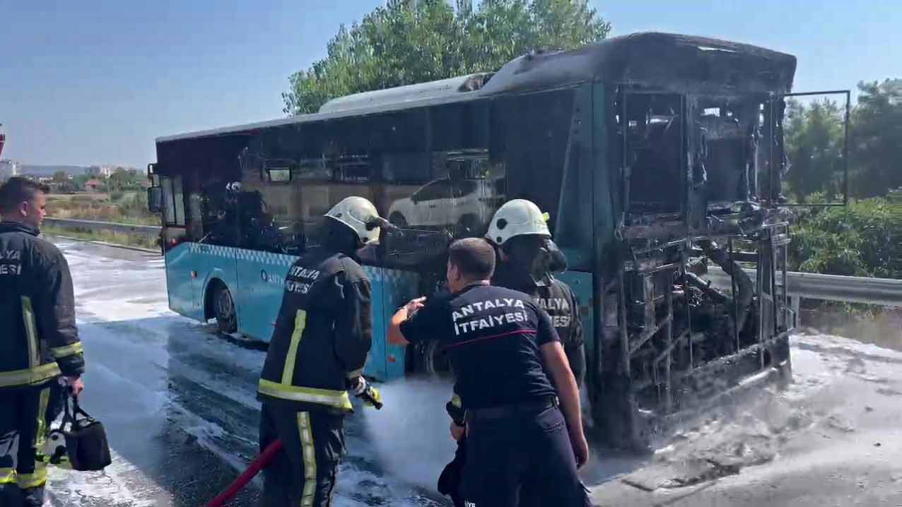 Antalyada  halk otobüsü seyir halindeyken  alev aldı 