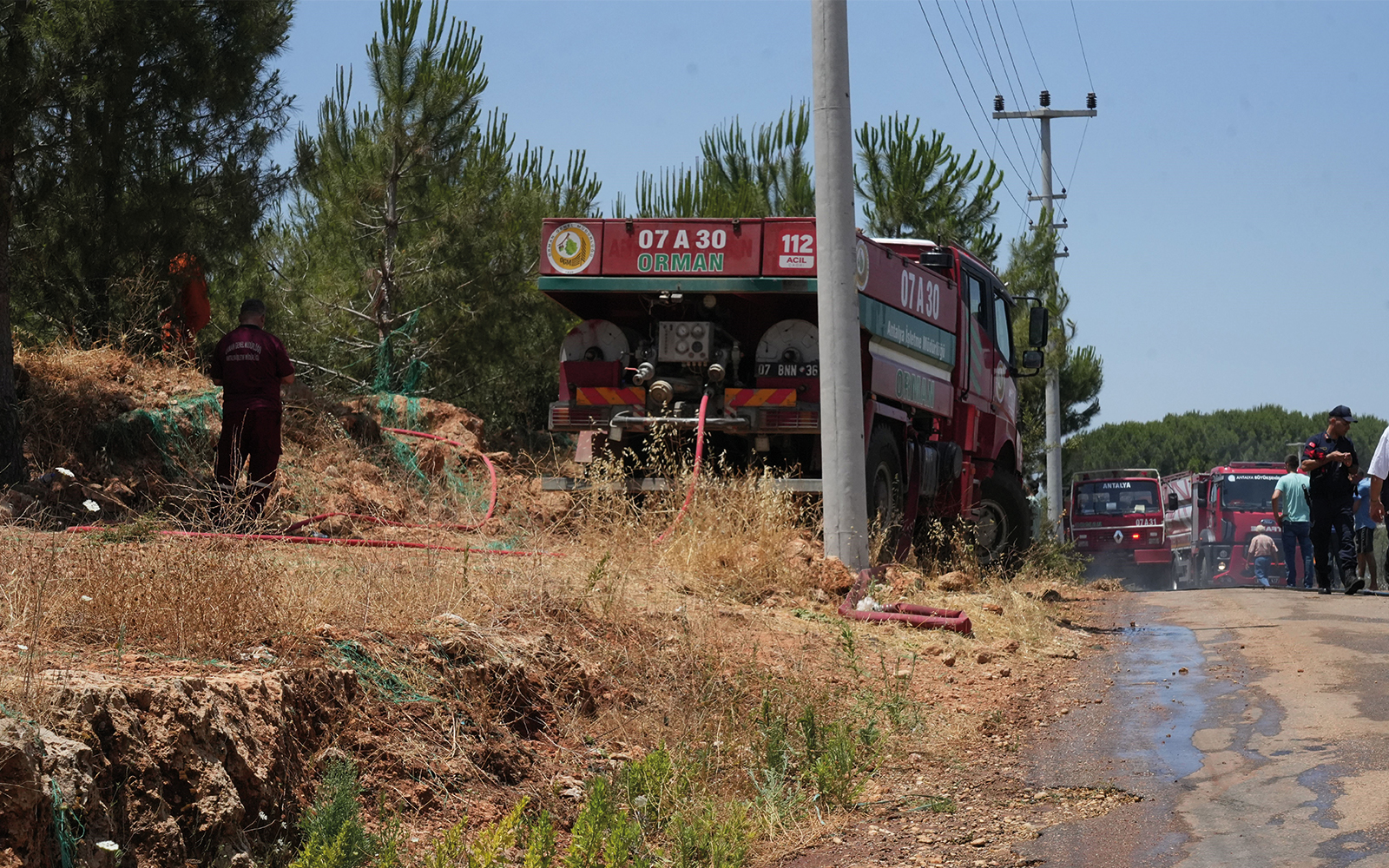 Antalya'da çıkan orman yangını ekipler ve vatandaş işbirliğiyle söndürüldü