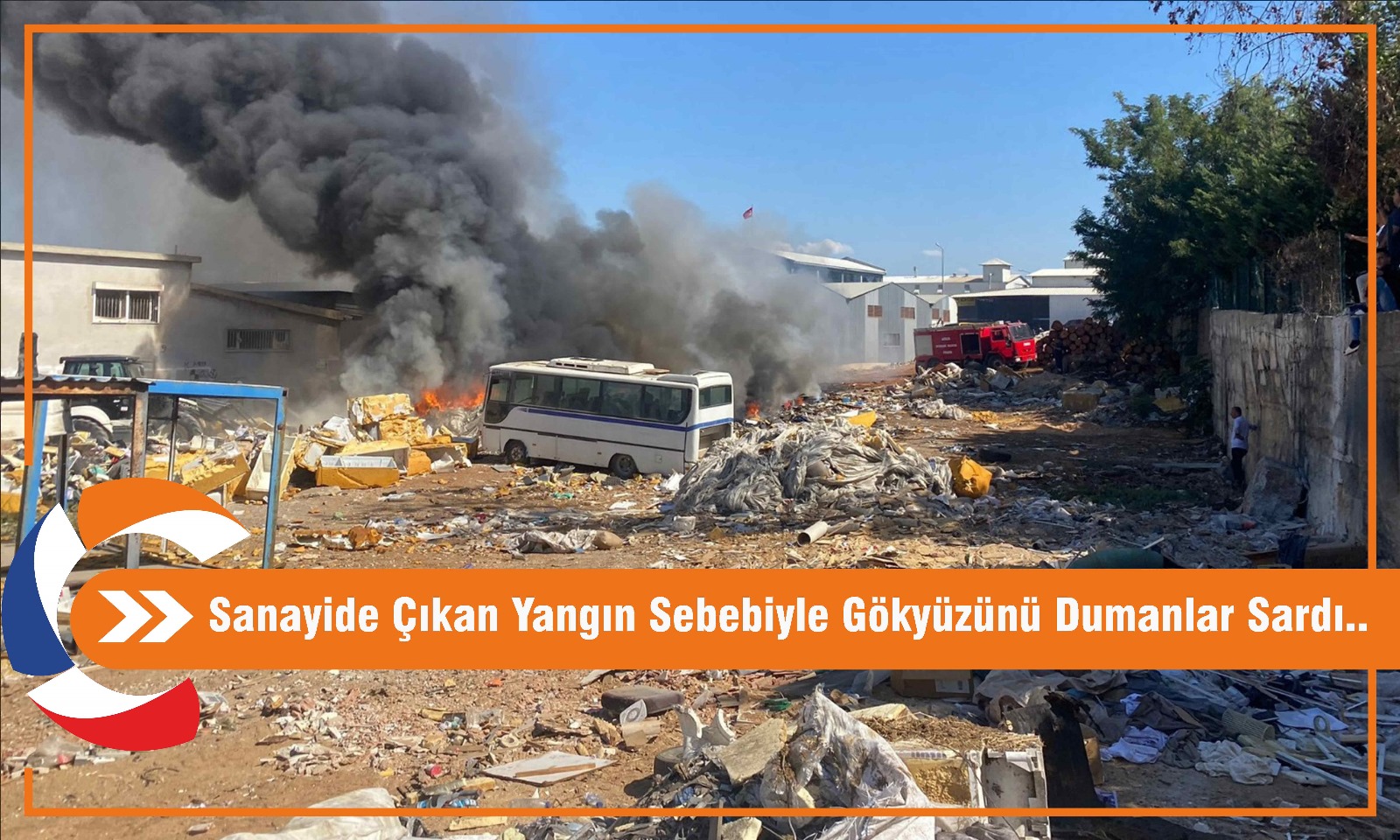 Sanayide çıkan yangın sebebiyle gökyüzünü dumanlar sardı.