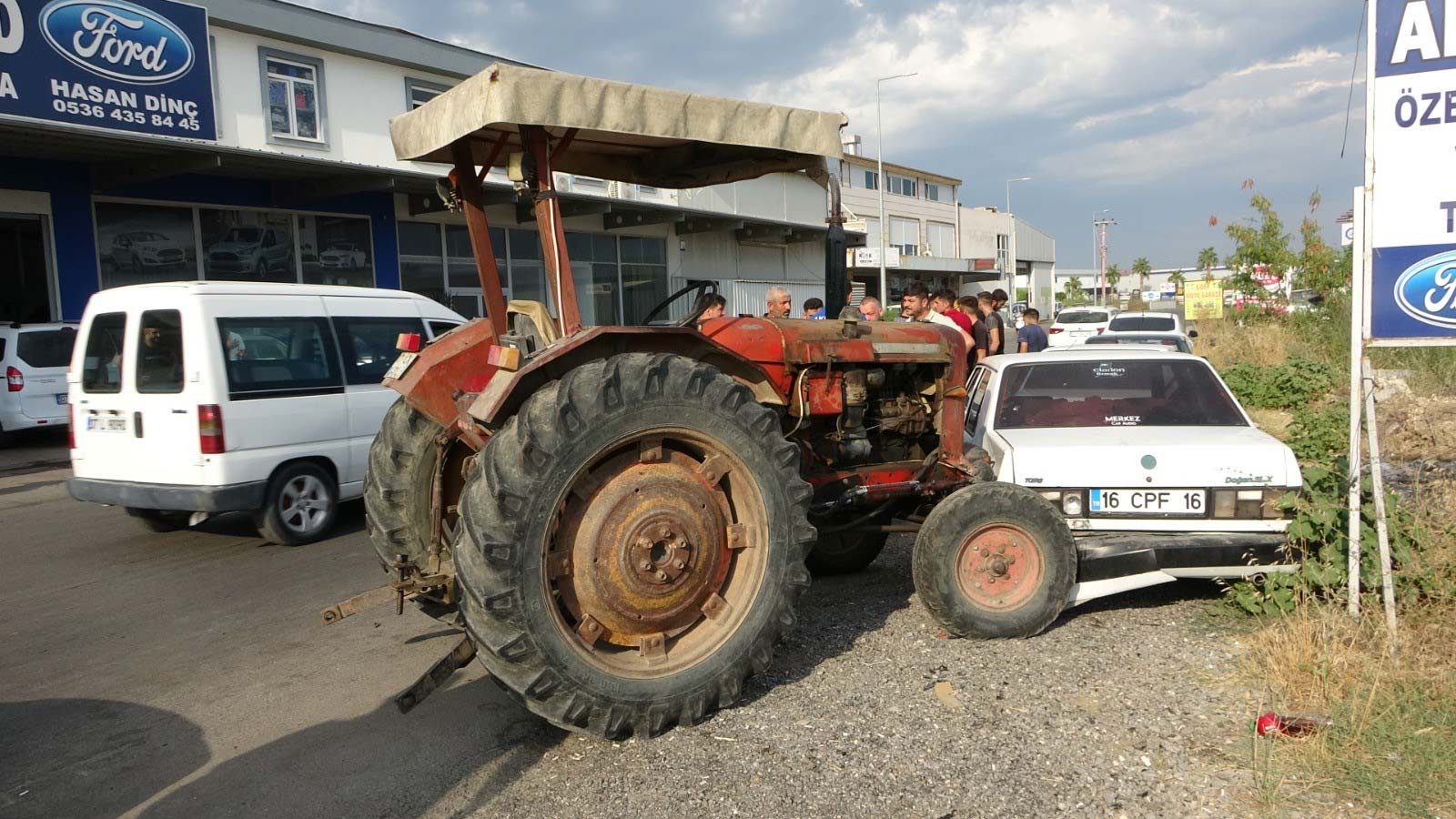 Antalya'nın Manavgat İlçesinde Freni Boşalan Traktör Park Halindeki Araçlara Çarparak Durabildi