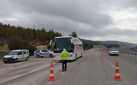 ANTALYA İl Emniyet Müdürlüğü ekiplerince trafik uygulaması yapıldı.