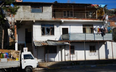 Antalya'da iki katlı bir gecekonduda çıkan yangında evde yalnız bırakılan 8, 6 ve 2 yaşlarındaki 3 çocuk ölümle burun buruna geldi.