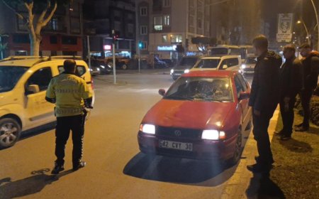 Antalya'nın Manavgat ilçesinde aniden yola fırlayan yayaya otomobil çarptı.