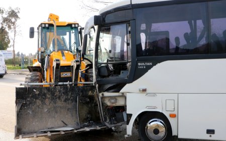 Midibüs ile iş makinesi çarpıştı; 15'i çocuk, 23 yaralı