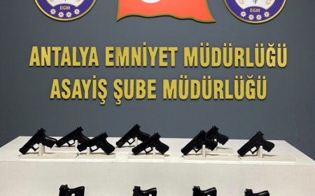 Antalya'da Polisin Dur İhtarına Uymayan Araçta 17 Adet Tabanca Ele Geçirildi.