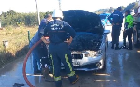 Antalya'nın Manavgat ilçesinde seyir halindeyken alev alan otomobilde büyük çapta maddi hasar oluştu.