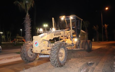 Kepez Belediyesi Fen İşleri Müdürlüğü ekipleri vakit kaybı yaşanmaması için gece saatlerinde yol bakım ve onarım çalışması gerçekleştirdi.