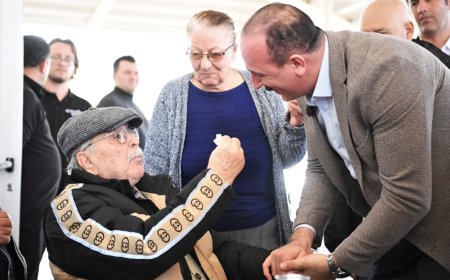 KONYAALTI Belediye Başkanı Cem Kotan Emekli Kahvesi’ni ziyaret ederek emekli kent sakinleriyle sohbet etti.