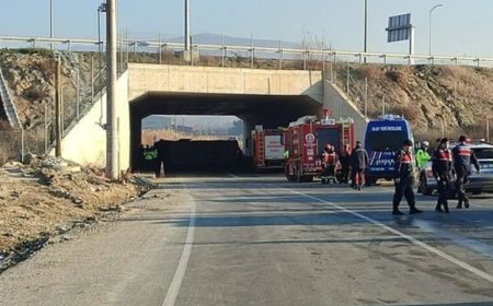 Denizli'de işçileri taşıyan servis kontrolden çıkarak devrildi.