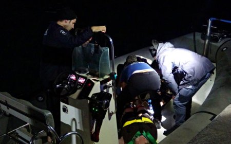 20 metrelik falezlerden kayalıklara düşüp yardım isteyen kızı, deniz polisleri bulup botla kurtardı