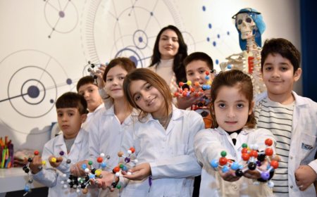 Antalya Bilim Merkezi atölyesine katılan öğrenciler ihtiyaçlarını üreterek nasıl yapıldığını keşfediyor.