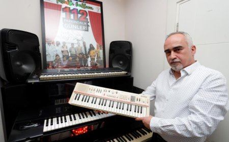 Müzik öğretmeni koleksiyon haline getirdiği 90'lı yılların nostaljik müzik klavyeleriyle geçmişe yolculuk yaptırıyor