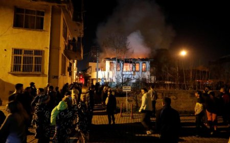 İki katlı evde çıkan yangın bitişiğindeki evlere sıçramadan söndürüldü.