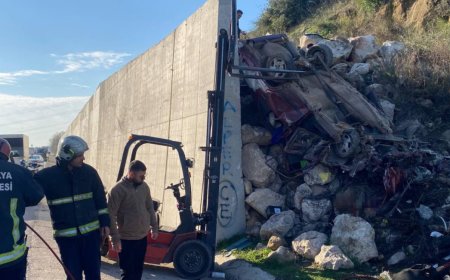 Antalya'nın Aksu ilçesinde sürücüsünün kontrolünden çıkan otomobil istinat duvarına çarptı.