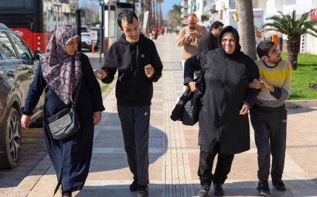 ANTALYA'da otobüsle şehri gezmeyi çok seven engelli 2 arkadaşın hayali gerçek oldu.