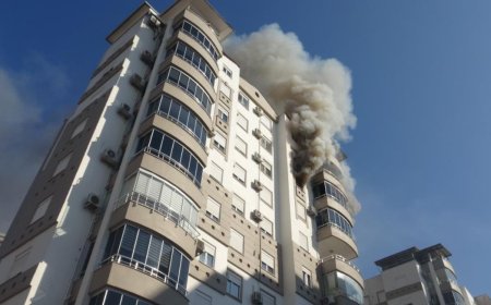 OCAKTA UNUTTUĞU YAĞ YANGINA SEBEP OLDU APARTMAN SAKİNLERİ SOKAĞA DÖKÜLDÜ