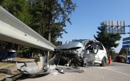 ANTALYA'nın Döşemealtı ilçesinde pikap ile otomobilin çarpışması sonucu meydana gelen kazada 3 kişi yaralandı.